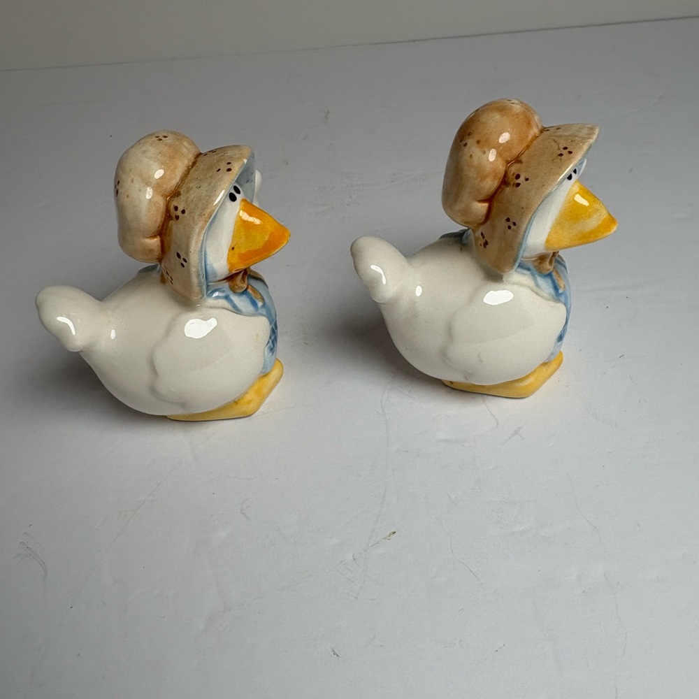 Charming Vintage Mrs. Goose Salt and Pepper Shakers - Picture 5 of 14